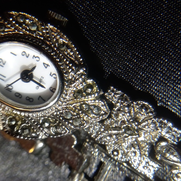 Really nice ladies watch. Quarts most. Crystal embedded through out. - Picture 6 of 6